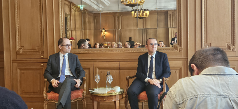 Laurent Bataille, président de Schneider Electric France (à gauche), et Olivier Blum, directeur général du groupe, lors de la présentation du partenariat stratégique noué avec SoftBank autour du projet géant de datacenters IA dans les Hauts-de-France.