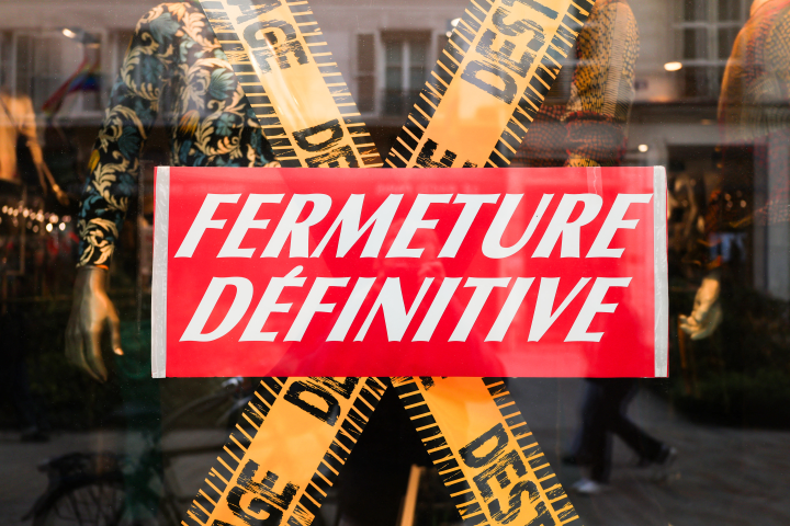 Affiche annonçant la fermeture définitive d'un magasin de vêtements. (Photo de Quentin de Groeve / Hans Lucas / Hans Lucas via AFP)