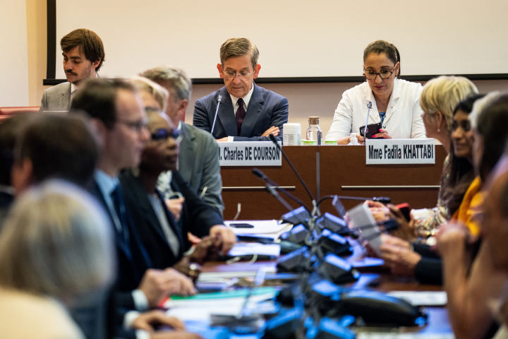 Charles de Courson, député du groupe Libertés, Indépendants, outre mer et territoires, LIOT, rapporteur de la proposition de loi et Fadila Khattabi, députée du groupe Renaissance, parti de la majorité, présidente de la commission des affaires sociale - Xose Bouzas / Hans Lucas / Hans Lucas via AFP