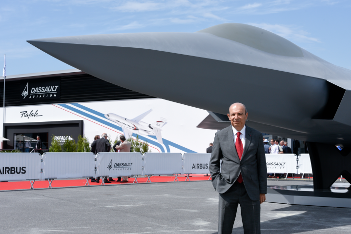 Eric Trappier, le PDG de Dassault Aviation, devant la maquette du SCAF, futur avion de combat européen - Gilles ROLLE/REA