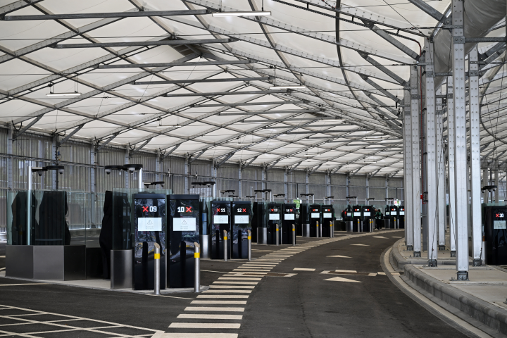 Des bornes automatisées du système d'entrée/sortie de l'Union européenne (EES) sont présentées lors d'une conférence de presse organisée à l'Eurotunnel, dans le sud-est de l'Angleterre, le 23 septembre 2025,
à l'occasion du lancement du nouveau système d'entrée/sortie de l'UE (EES).