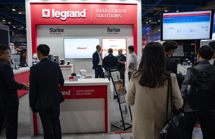 Stand Legrand présentant des solutions pour centres de données lors du salon World IT Show 2025 au COEX de Séoul, en Corée du Sud, le 24 avril 2025 - Photo by Chris Jung / NurPhoto / NurPhoto via AFP