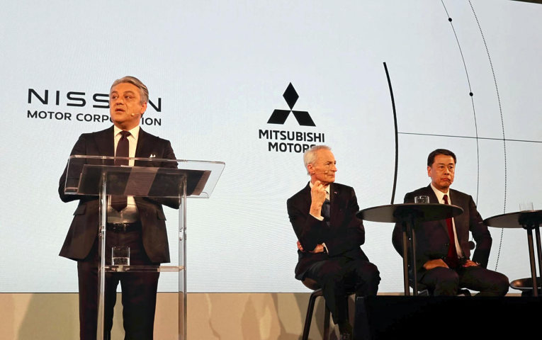 Luca de Meo, le directeur général de Renault, aux côtés de Jean-Dominique Senard, le président du groupe, et de Makoto Uchida, le patron de Nissan - Photo by Takeru Tsuizzuki / Yomiuri / The Yomiuri Shimbun via AFP