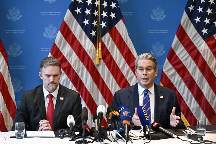 Le secrétaire américain au Trésor, Scott Bessent et l'administration Trump ne ménagent pas l'Union européenne. Photo by Fabrice COFFRINI / AFP