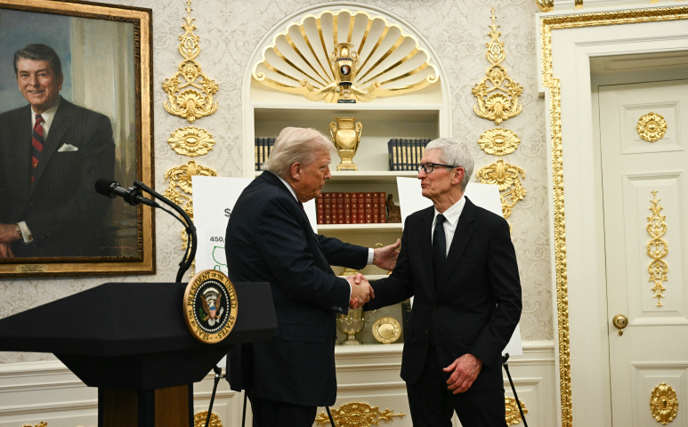 Donald Trump et Tim Cook, patron d'Apple, à la Maison Blanche ce 6 août. (Photo by Brendan SMIALOWSKI / AFP)