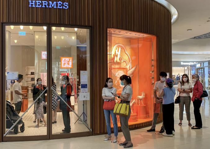 queue devant un magasin Hermès en Thaïlande
