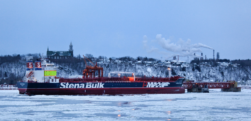 Pétrolier passant devant une raffinerie. PHILIPPE ROY / Aurimages via AFP