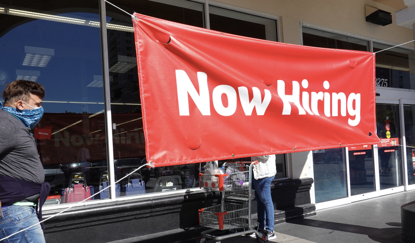 Enseigne cherchant à recruter. JOE RAEDLE / GETTY IMAGES NORTH AMERICA / Getty Images via AFP