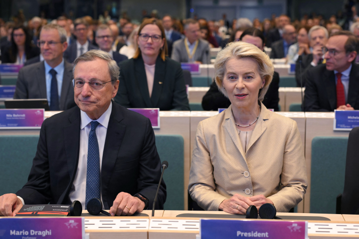 Mario Draghi, et Ursula von der Leyen, présidente de la Commission européenne - NICOLAS TUCAT / AFP