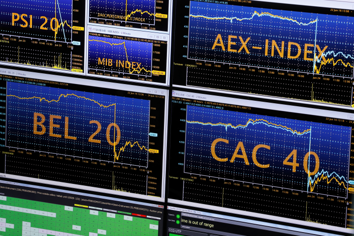 Les Bourses européennes ont terminé la semaine sur une note négative - Photo by Thomas SAMSON / AFP