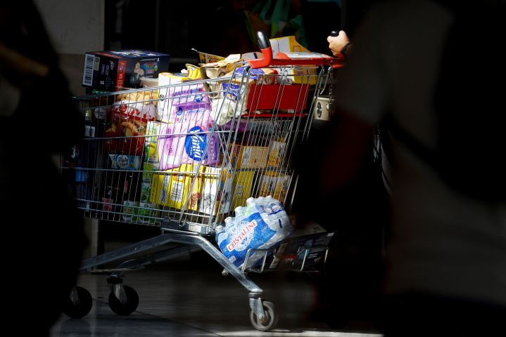 Caddie Carrefour (Photo by Ludovic MARIN / AFP)