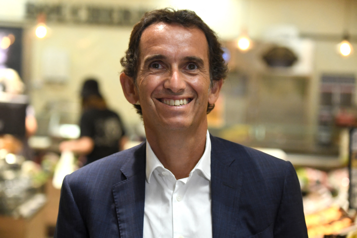 Alexandre Bompard, président-directeur général de Carrefour (Photo by Eric PIERMONT / AFP)