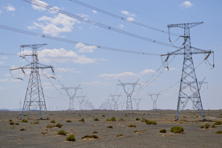 Ligne à haute tension. Photo by Ding Lei / Xinhua via AFP
