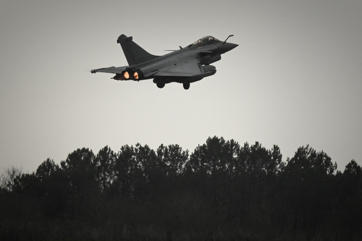 Un avion de chasse Rafale de l'Armée de l'Air et de l'Espace française décolle de la base aérienne 120 de Cazaux, dans le sud-ouest de la France, le 29 janvier 2026, lors de l'exercice TOPAZE 2026. Crédits : AFP
