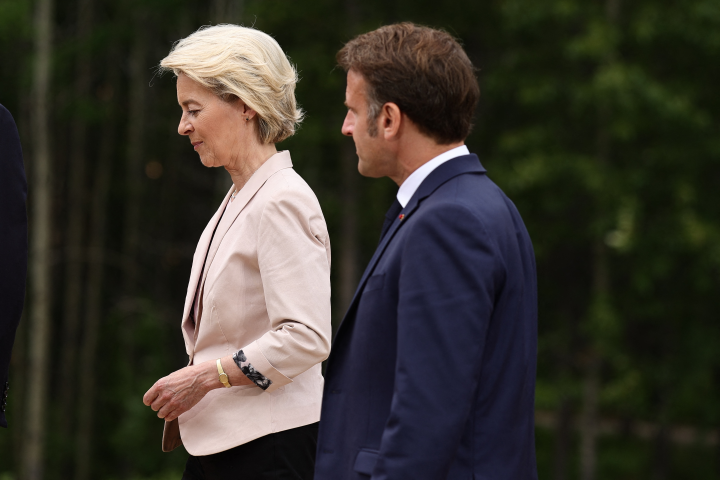 Ursula von der Leyen, présidente de la Commission européenne et Emmanuel Macron, président de la République française - Photo par TERESA SUAREZ / AFP