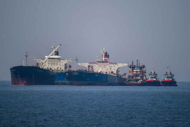 En avril et en mai, 68 % des livraisons de pétrole brut russe étaient effectuées par des navires appartenant à des sociétés européennes, du Royaume-Uni et de Norvège / Angelos Tzortzinis / AFP