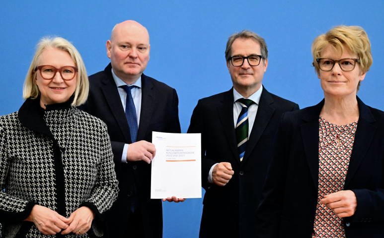 Monika Schnitzer, Achim Truger, Volker Wieland et Veronika Grimm, membres du Conseil des sages allemand - Tobias SCHWARZ / AFP