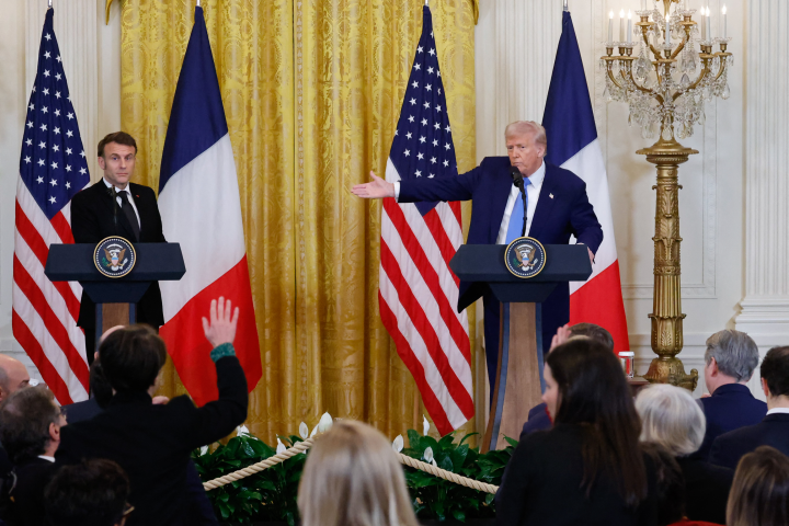 Emmanuel Macron, président de la République française, et Donald Trump, président des Etats-Unis - Ludovic MARIN / AFP
