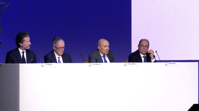 Éric Trappier, entouré d’Arnaud Dardy, Loïk Segalen et Thierry Dassault, lors de l’assemblée générale de Dassault Aviation organisée le 13 mai 2026 à Châteauformes.