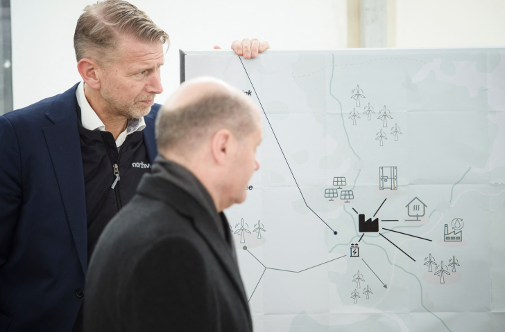 Olaf Scholz, chancelier allemand, assiste à la pose de la première pierre de la nouvelle usine de batteries de voitures électriques Northvolt Gigafactory. Gregor Fischer / GETTY IMAGES EUROPE / Getty Images via AFP