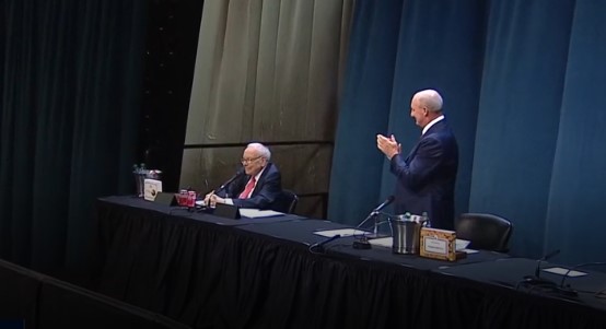 Warren Buffett et Greg Abel - crédits : assemblée générale de Berkshire Hathaway