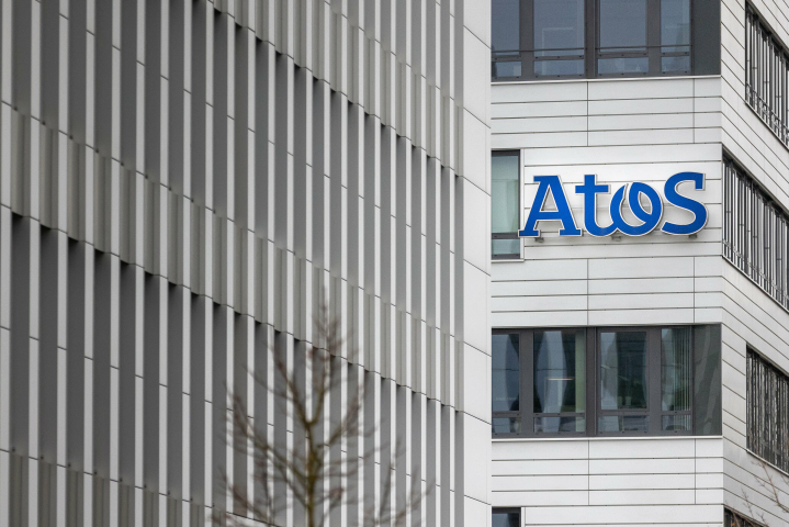 Logo Atos dans une succursale à Essen, en Allemagne -Photo by Leon Kuegeler / Photothek / dpa Picture-Alliance via AFP