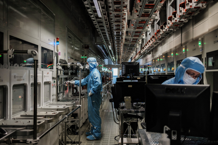 Salle blanche de l'usine de Bernin de Soitec - Photo by JEFF PACHOUD / AFP