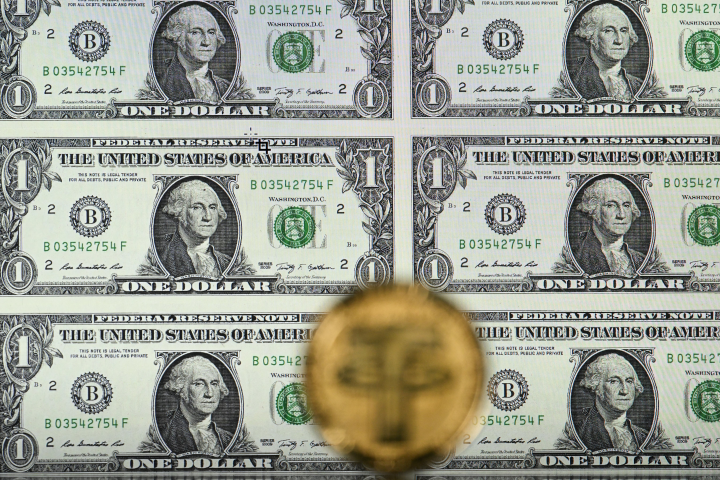 Stablecoin et dollar. Photo by Justin TALLIS / AFP