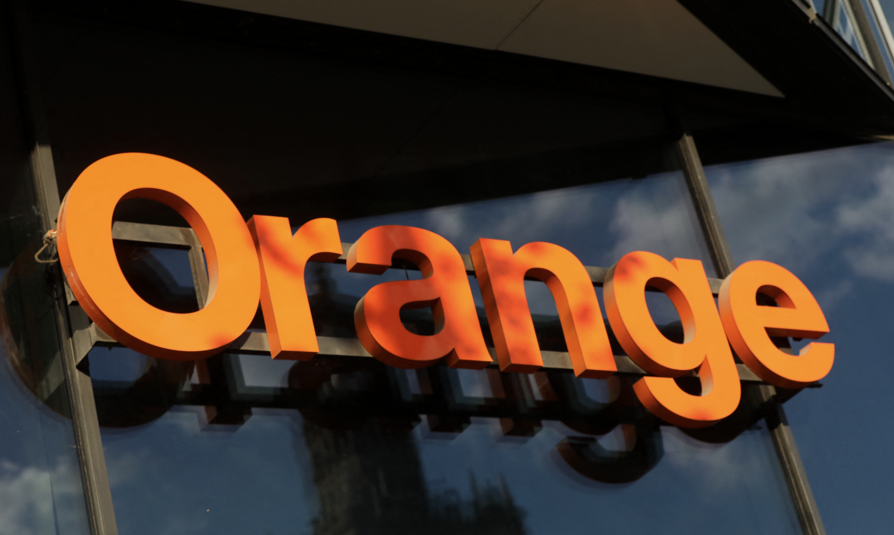 Le logo d'Orange est visible dans une rue de Varsovie, en Pologne, le 25 août 2026. (Photo de Klaudia Radecka/NurPhoto) (Photo de Klaudia Radecka / NurPhoto / NurPhoto via AFP)