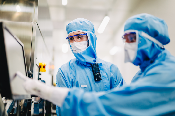 Dans les salles blanches de Soitec, où sont fabriqués les matériaux au cœur de ses technologies. © Soitec
