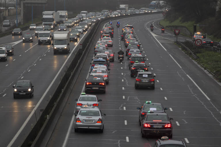 autoroute - voiture - embouteillage - trafic 