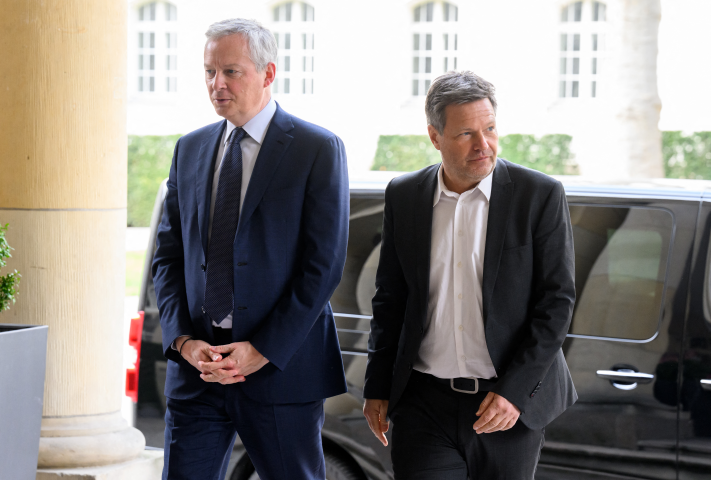 Bruno Le Maire (à gauche), ministre de l'Économie, et Robert Habeck (à droite), son homologue allemand (BERND VON JUTRCZENKA/dpa Picture-Alliance via AFP)