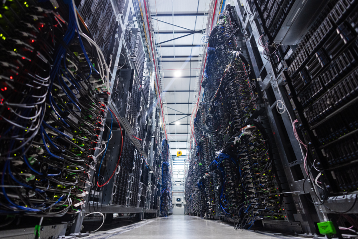 Serveurs à l'intérieur du centre de données de la société française OVHcloud à Roubaix, dans le nord de la France, le 3 avril 2025. (Photo par Sameer Al-DOUMY / AFP)