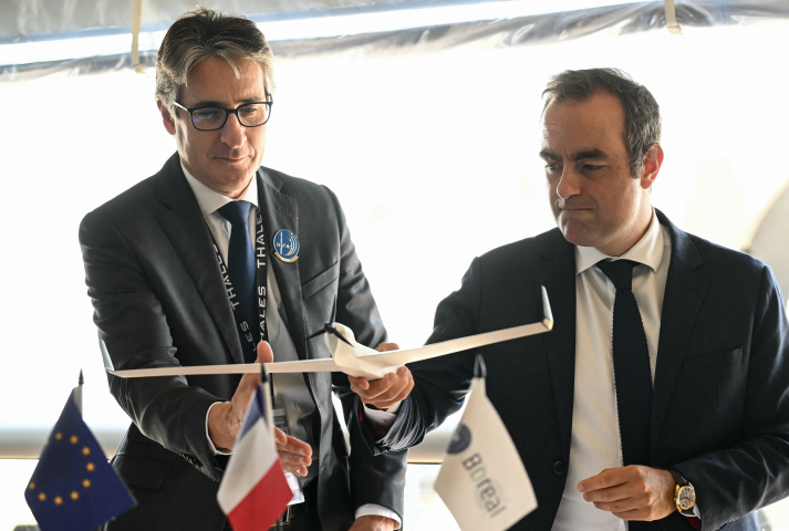 Patrice Caine, président-directeur général de Thales et Sébastien Lecornu (Premier ministre)  (Photo by Bertrand GUAY / AFP)
