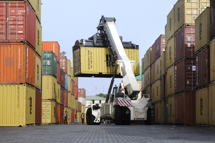 Terminal à conteneurs du port de Conakry (Guinée) géré par Bolloré Africa Logistics - Vincent Fournier/Jeune Afrique-R