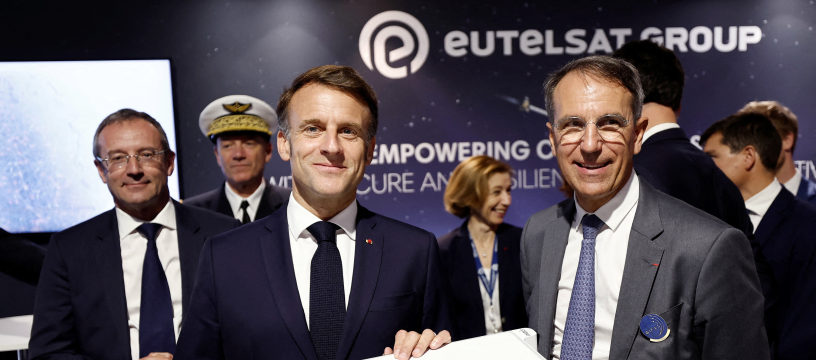 Le président français Emmanuel Macron pose sur le stand du groupe Eutelsat lors d’une visite à la 55e édition du Salon international de l’aéronautique et de l’espace (SIAE) au Bourget, le 20 juin 2025 - (Photo by Benoit Tessier / POOL / AFP)