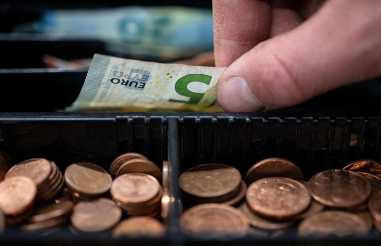 De plus en plus de bons payeurs au sein des entreprises françaises (Photo by MARIJAN MURAT / DPA / dpa Picture-Alliance via AFP)