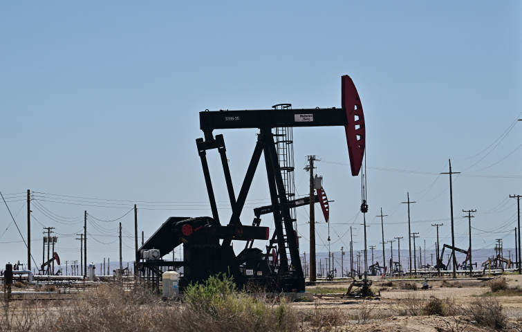 Champ de pétrole. Photo by Frederic J. BROWN / AFP
