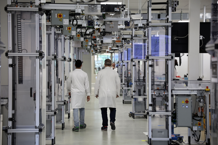 Nouveau site industriel d'EssilorLuxottica à Wissous, dans l'Essonne. (Photo by Christophe PETIT TESSON / POOL / AFP)