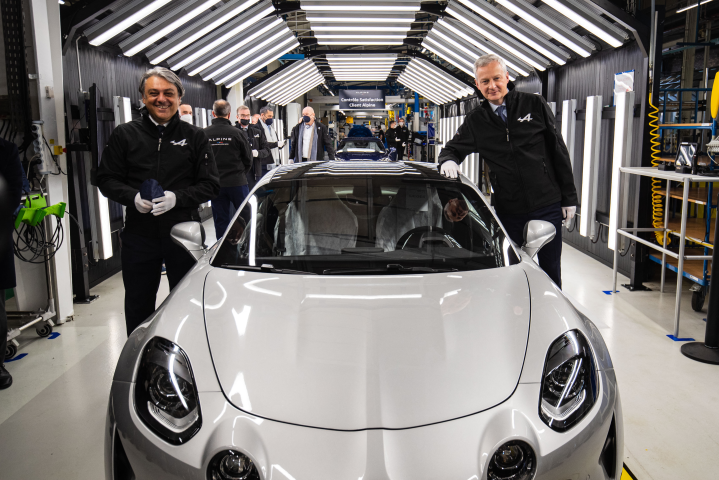Luca de Meo (à gauche), directeur général du groupe Renault, et Bruno Le Maire (à droite), ministre de l'Économie, lors de la visite d'une usine Alpine à Dieppe en 2022 (Sameer Al-DOUMY/AFP)