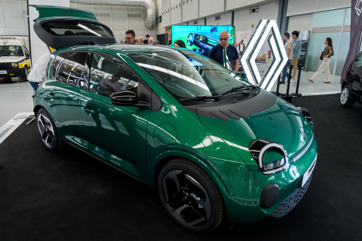 La Twingo E-Tech illustre la réduction des coûts de développement chez Renault. (Photo by CESAR MANSO / AFP)