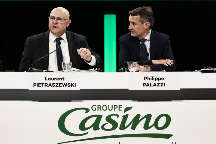 Laurent Pietraszewski (à gauche), président du conseil d'administration du Groupe Casino, et Philippe Palazzi, PDG du Groupe Casino (à droite), lors de l'assemblée générale annuelle du groupe en 2025 (Photo de Thibaud MORITZ / AFP)
