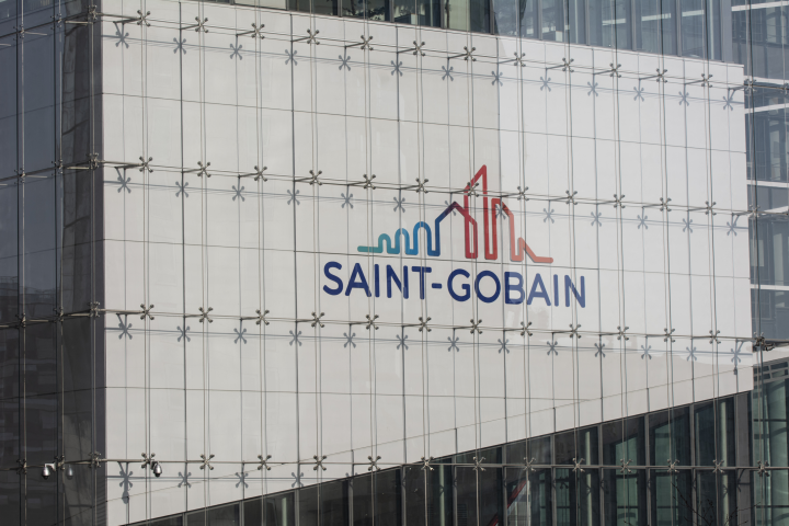 Illustration du logo Saint Gobain place dans sa tour de verre et acier qui abrite la societe a La Defense. Photographie de Joao Luiz Bulcao / Hans Lucas. (Photo by Joao Luiz Bulcao / Hans Lucas / Hans Lucas via AFP)