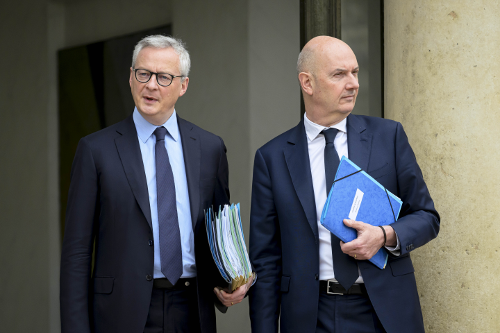 Bruno Le Maire, ministre de l'Economie, des Finances et de la Souverainete industrielle et numérique avec Roland Lescure, ministre délégué charge de l’Industrie (©Eric TSCHAEN/REA)