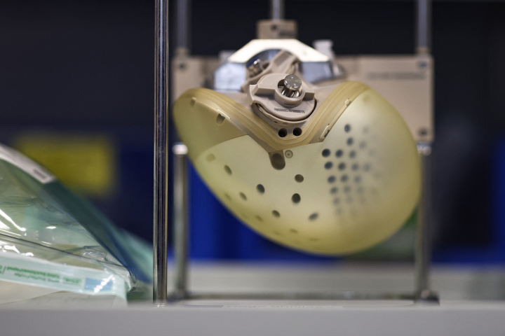 Aeson, le cœur artificiel total sauvé par la reprise portée par Pierre Bastid (Photo by Anne-Christine POUJOULAT / AFP)