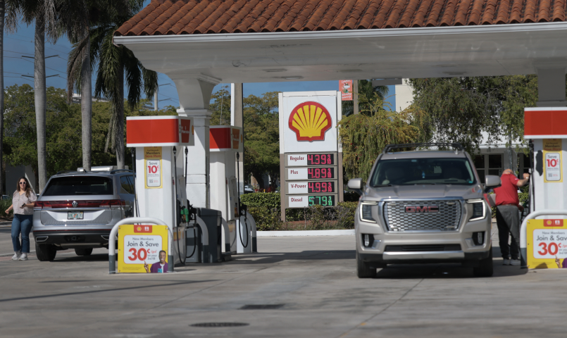 Prix à la pompe. Photo par JOE RAEDLE / GETTY IMAGES NORTH AMERICA / GETTY IMAGES VIA AFP