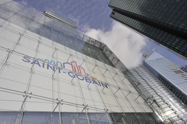 Siège de Saint-Gobain à la Défense. (Photo de Serge ATTAL / FRANCE UNIQUEMENT / France uniquement via AFP)
