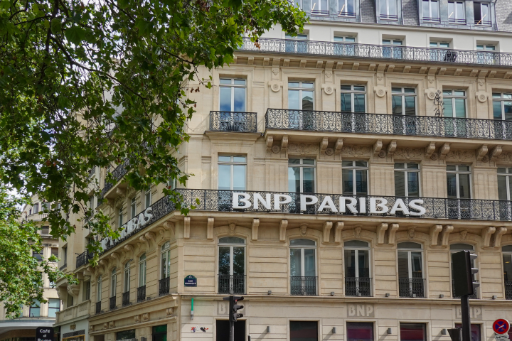 Porté notamment par sa banque de financement et d’investissement, BNP Paribas a vu ses revenus progresser de 12 % au deuxième trimestre. (Photo by Michael Nguyen / NurPhoto / NurPhoto via AFP)
