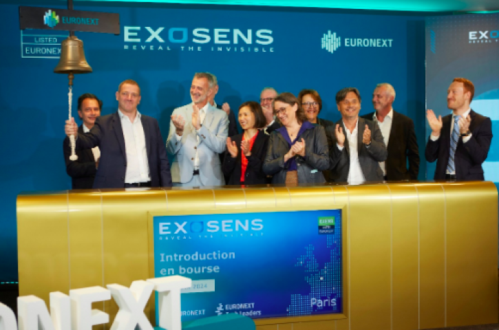 Jérôme Cerisier, Directeur Général d’Exosens, a sonné la cloche ce matin, aux côtés de son équipe et en présence de Delphine d’Amarzit, Directrice Générale d’Euronext Paris , lors d'une cérémonie pour célébrer l’introduction en bourse d’Exosens (©Euronext)