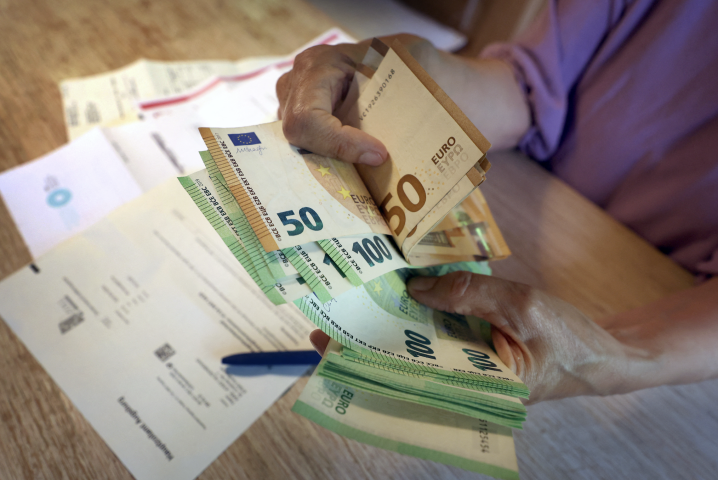 Factures et billets. Photo by KARL-JOSEF HILDENBRAND / DPA / dpa Picture-Alliance via AFP